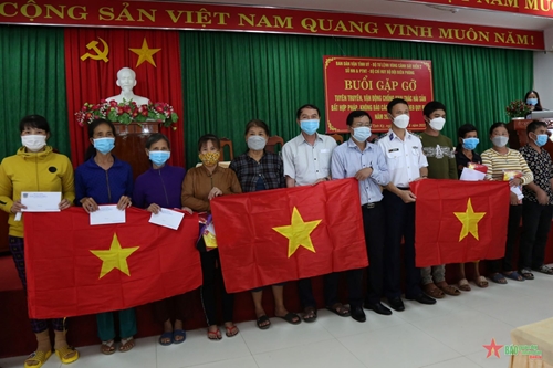 Tuyên truyền chống khai thác hải sản bất hợp pháp cho ngư dân Quảng Ngãi